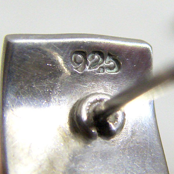 (e1235)Silver earrings rectangular-shaped.